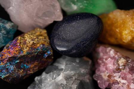 سنگ‌های قیمتی و نیمه‌قیمتی: دنیای درخشان و ارزشمند